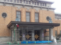 市立美術館玄関の梁洗い